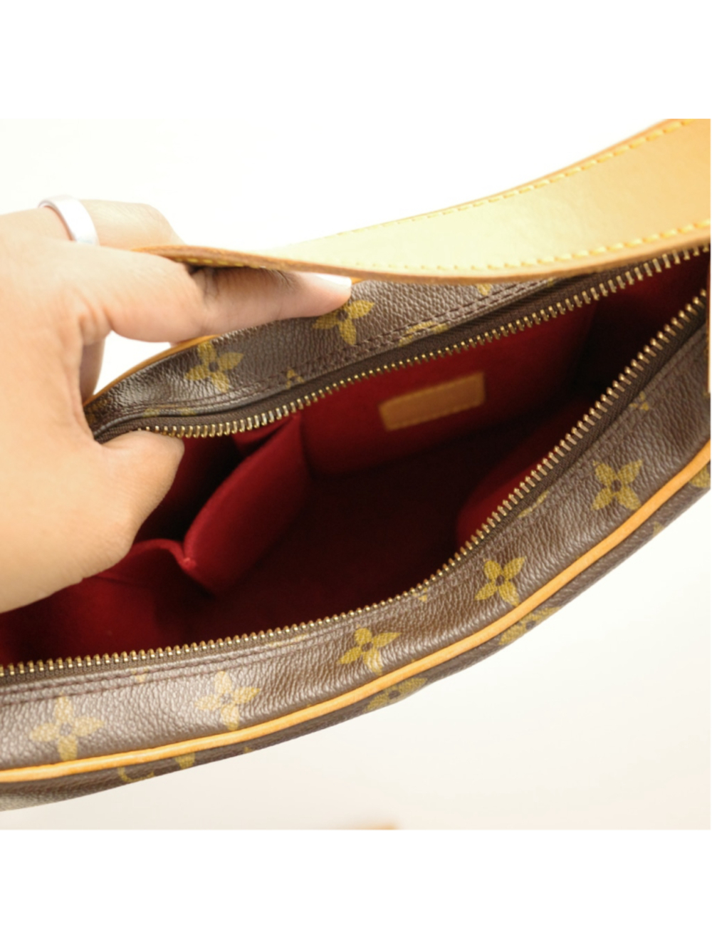 LOUIS VUITTON Monogram Croissant MM - Picture 3 of 15